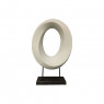 Escultura ovalda con textura blanca 