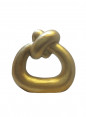 Escultura circular con nudo dorado
