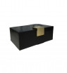 Caja negra con diseño dorado de metal.