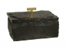 Caja de mármol negro con detalle dorado.