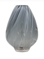 Jarrón gris con rayas blancas
