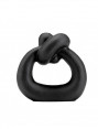 Escultura circular con nudo negro.