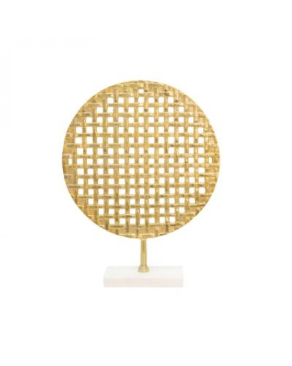 Escultura dorada circular con base de mármol blanca.
