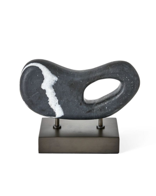 Escultura negra con vetas blancas 