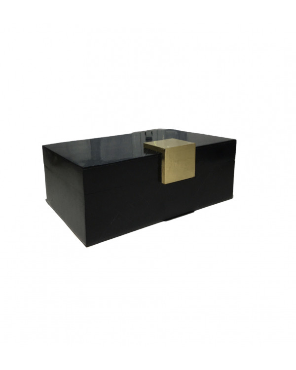 Caja negra con diseño dorado de metal.