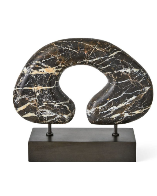 Escultura negra con vetas doradas y blancas