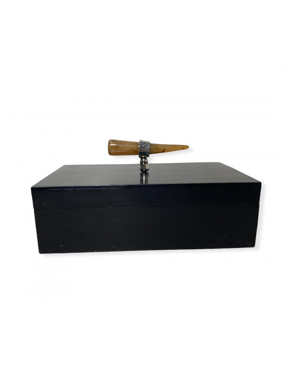 Caja de madera  negra con tapa de cuerno.