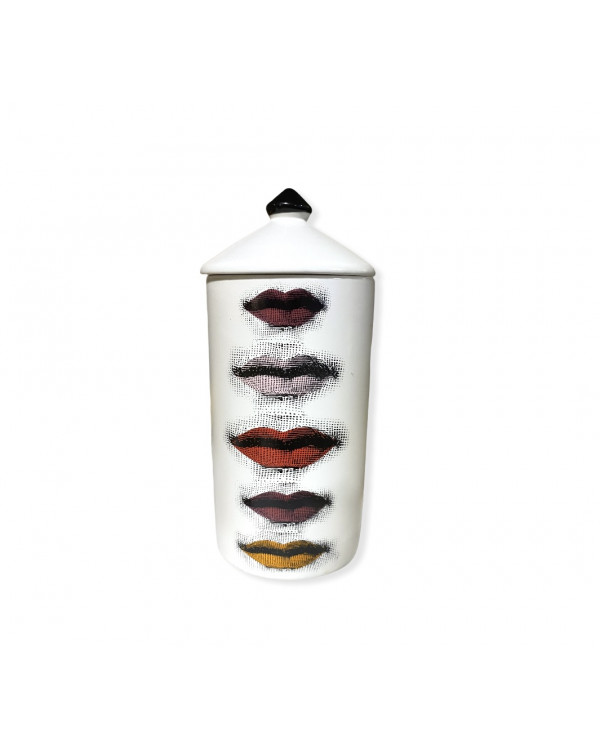 Vela aromática blanca con diseño de labios.