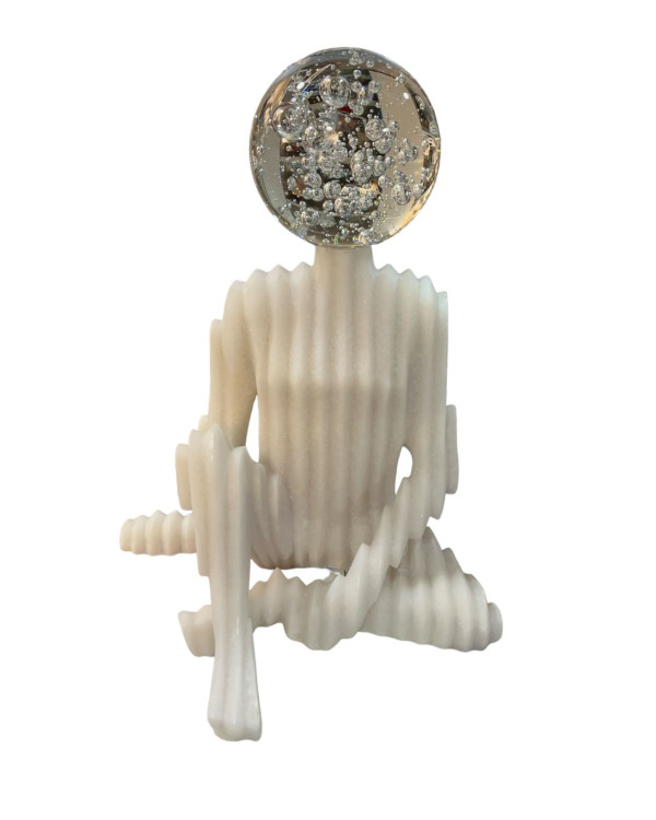 Estatua sentada de mármol y cristal