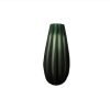 Florero de vidrio verde rayado chico.