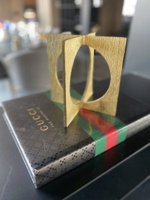 Alternative view of Escultura cuadrada color dorado
