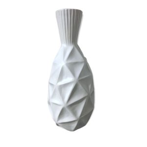 Florero blanco con textura triangular grande