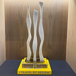 Alternative view of Escultura abstracta blanca con base de cristal.
