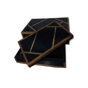 Set de dos cajas de hueso negras con lineas doradas.
