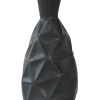 Florero negro con textura triangular grande