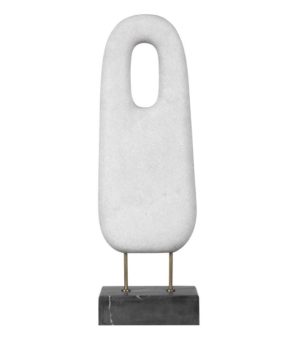 Escultura ovalada de mármol blanco con base negra.