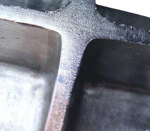 Alternative view of Tache de metal plateado chico