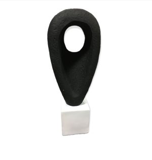 Escultura abstracta con base.