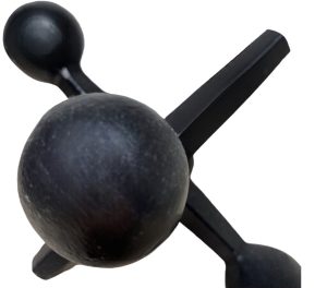 Alternative view of Matatena de metal color negro.