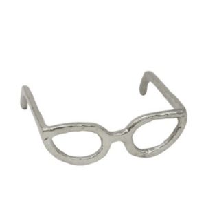 Lentes plateados alargados.