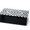 Caja cuadrada de vidrio negro con diseño  blanco grande