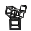 Escultura de cubos de metal