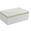 Caja de textura blanca con detalle dorado.