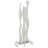 Escultura abstracta blanca con base de cristal.