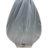 Jarrón gris con rayas blancas