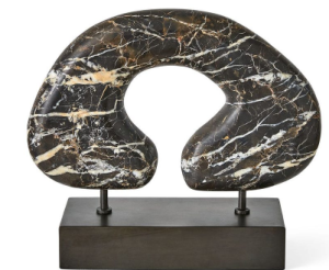 Escultura negra con vetas doradas y blancas