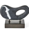 Escultura negra con vetas blancas
