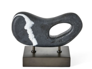 Escultura negra con vetas blancas