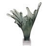 Escultura de acrílico verde con base