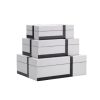 Set de tres cajas de resina blancas con detalle negro.