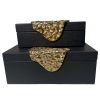 set de dos cajas de vinipiel negras con detalle dorado.