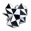 Escultura de cubo negro con blanco