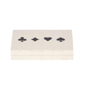 Caja blanca con cartas y dados