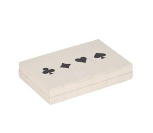 Alternative view of Caja blanca con cartas y dados