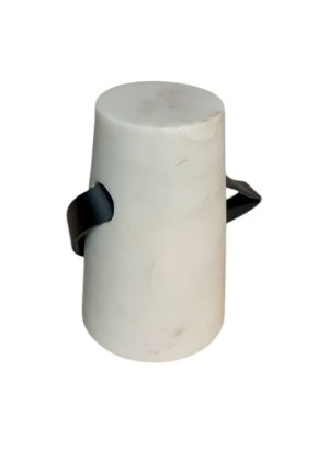 Alternative view of Escultura de mármol con tira de cuero